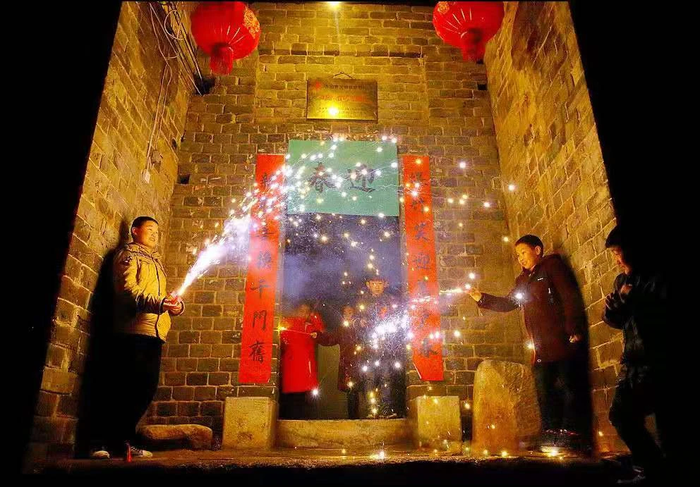 除夕简介-迎接新年：家庭团聚、欢庆美好时光——中国除夕庆祝活动概览