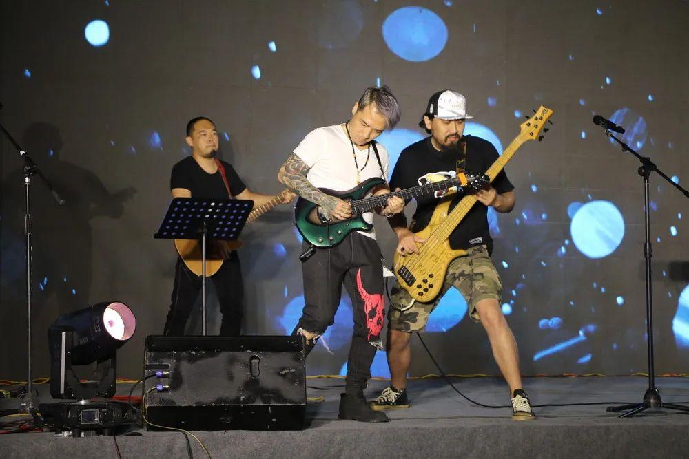 拉屎听什么歌带劲_听拉屎歌带劲怎么回事_拉屎听的神曲