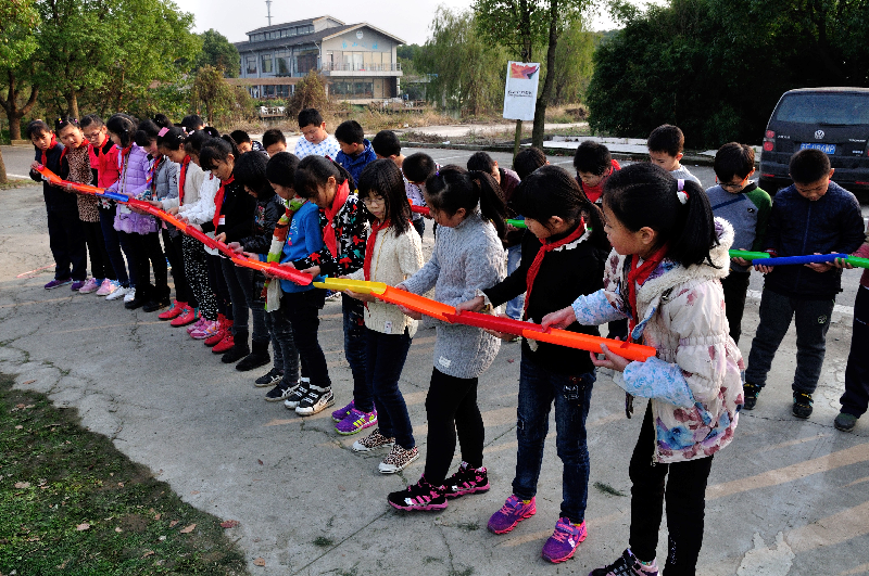 小班幼儿跑的游戏_幼儿小班娱乐游戏教案大全_幼儿园小班娱乐游戏 看谁跑的快