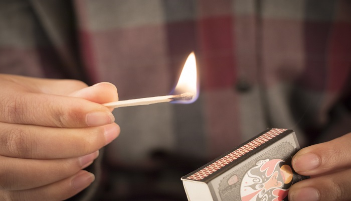 卖女孩的小火柴游戏_卖火柴的小女孩小游戏_卖火柴的女孩游戏攻略