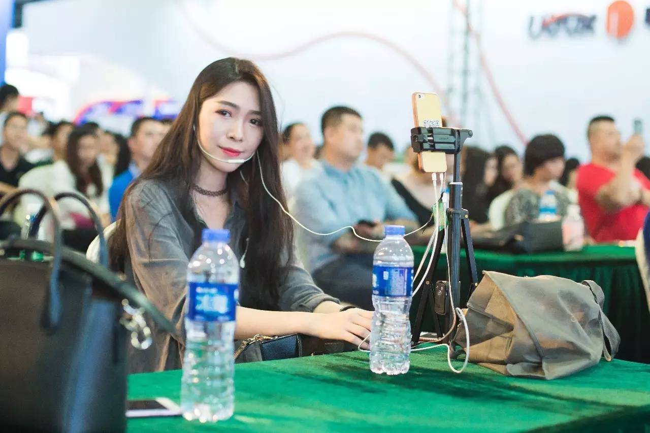 直播间美女，火爆直播，魅力无限