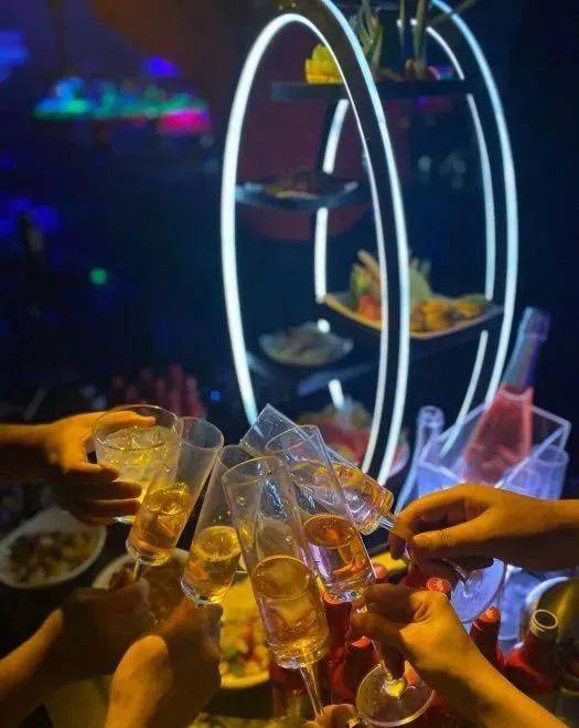 狂欢夜，舞动的节奏在激情酒吧迸发