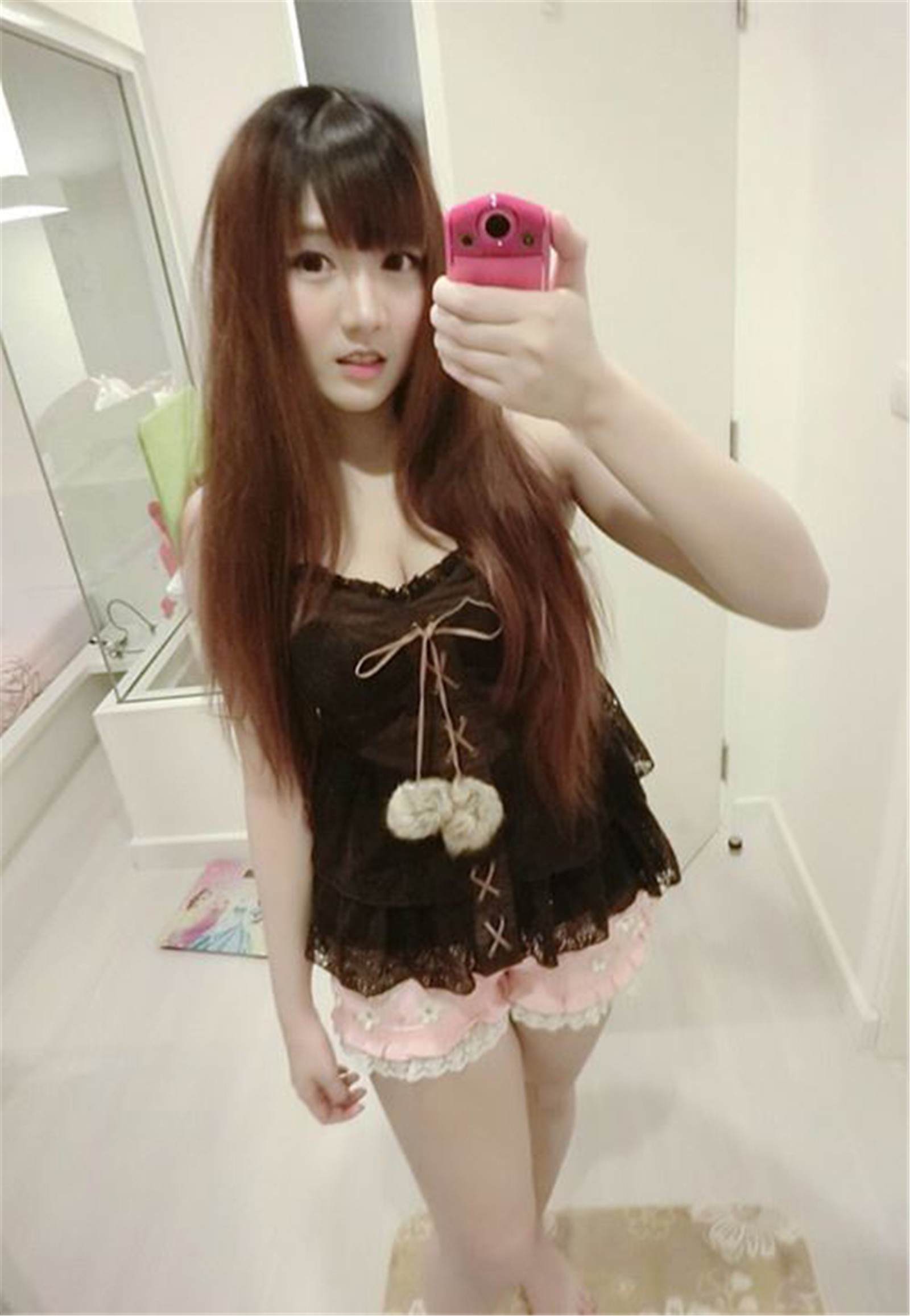 当美女秀出迷人的胸部，你还记得吗？