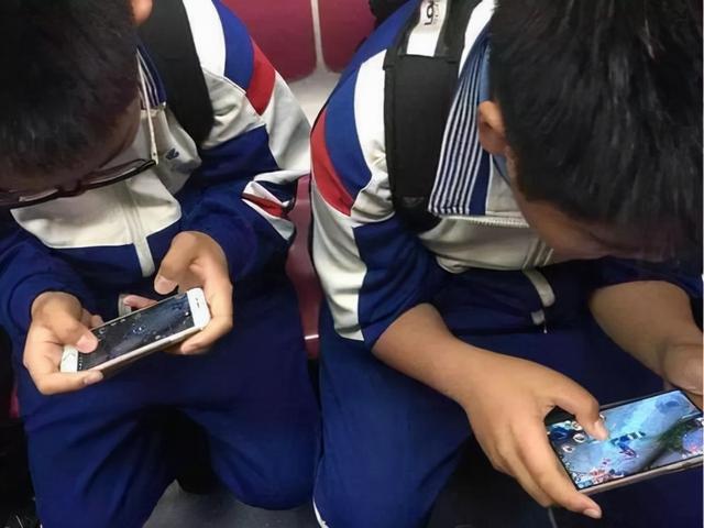 儿童玩手机游戏充钱还可以退吗_儿童玩手机游戏的好处和坏处_7岁儿童怎么玩手机游戏