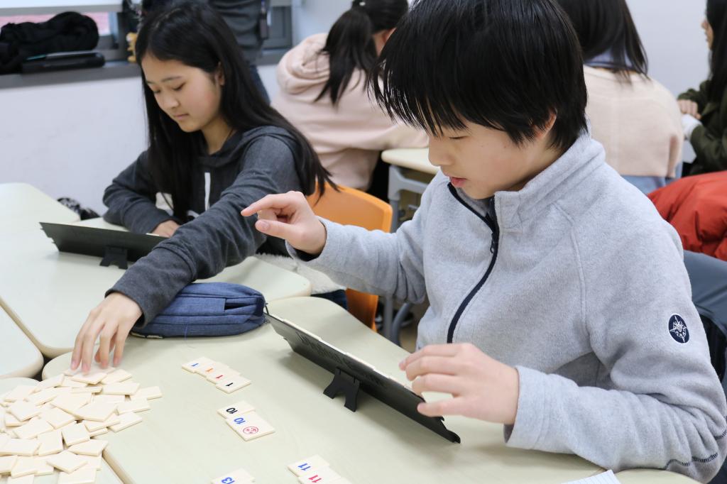 17岁女孩玩手机打游戏_女生打游戏手机_女孩玩打手机游戏视频