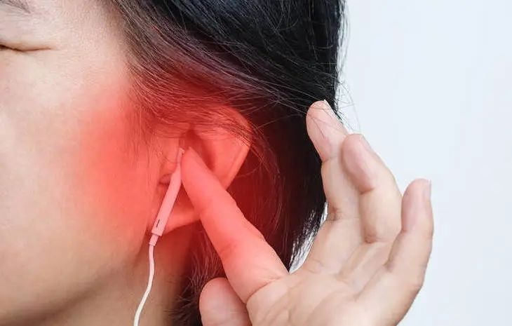 耳机戴玩放声音外手机听不清_戴耳机声音外放是怎么回事_戴耳机玩手机游戏外放声音