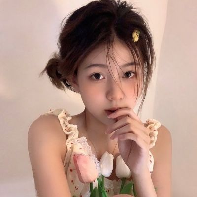 头像唯美女生拿花_唯美女生头像_头像唯美女生个性动漫