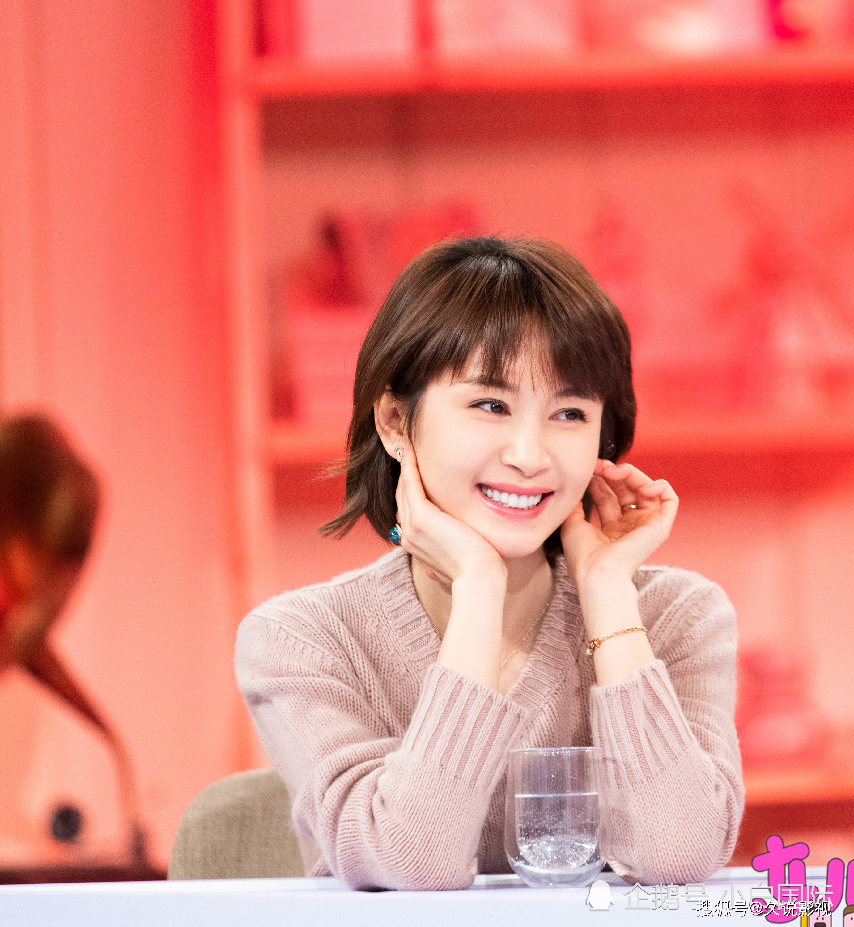 女孩你为何踮脚尖歌词_踮脚尖的小姑娘_踮起脚尖的女孩黑童谣