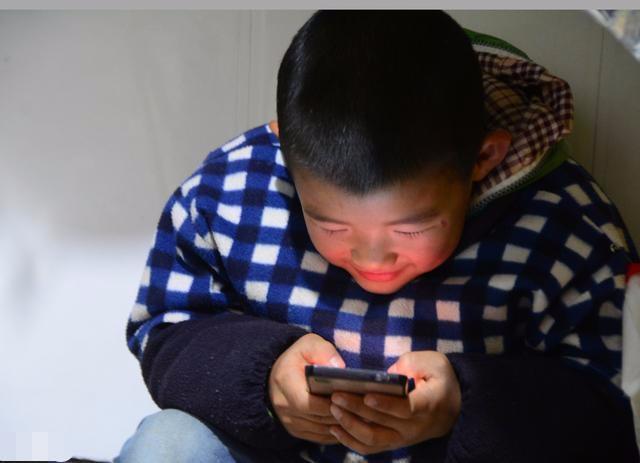 儿童自己玩手机游戏图片_儿童图片玩手机游戏_儿童玩手机图片大全可爱清新