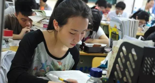 高三学生打手机游戏正常吗_高三学生打游戏影响成绩吗_高三正常打手机游戏学生怎么办