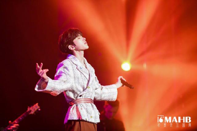 哇什么情况蔡徐坤-蔡徐坤音乐节表演燃炸全场，新歌成神曲，魅力
