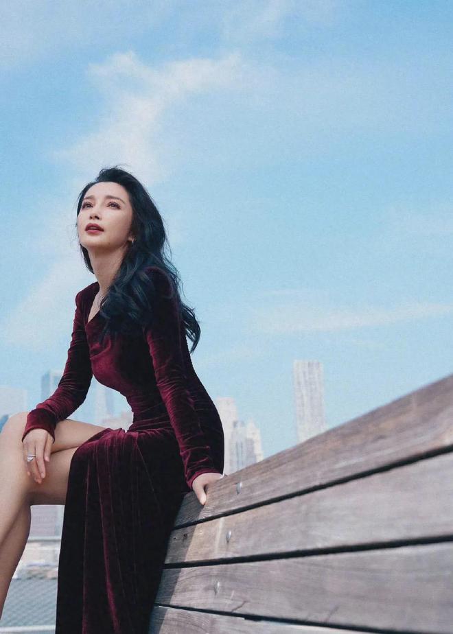 美女美女摸屁屁_美女摸头头像_美女摸