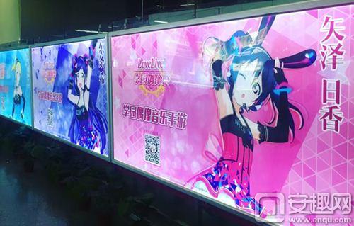 女孩地铁游戏_解说地铁美女拿手手机游戏视频_地铁美女手拿手机游戏解说